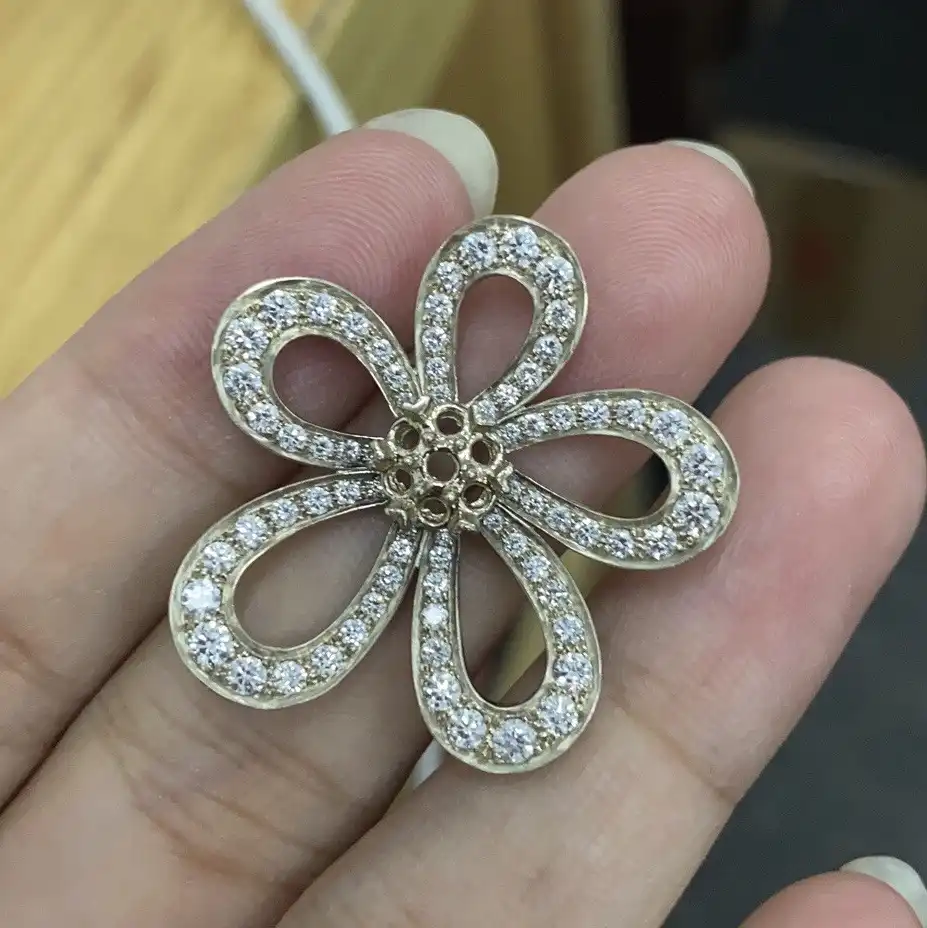 携手共鉴，黄金手链见证爱情：情侣专用款式大揭秘，哪个更懂你的心？