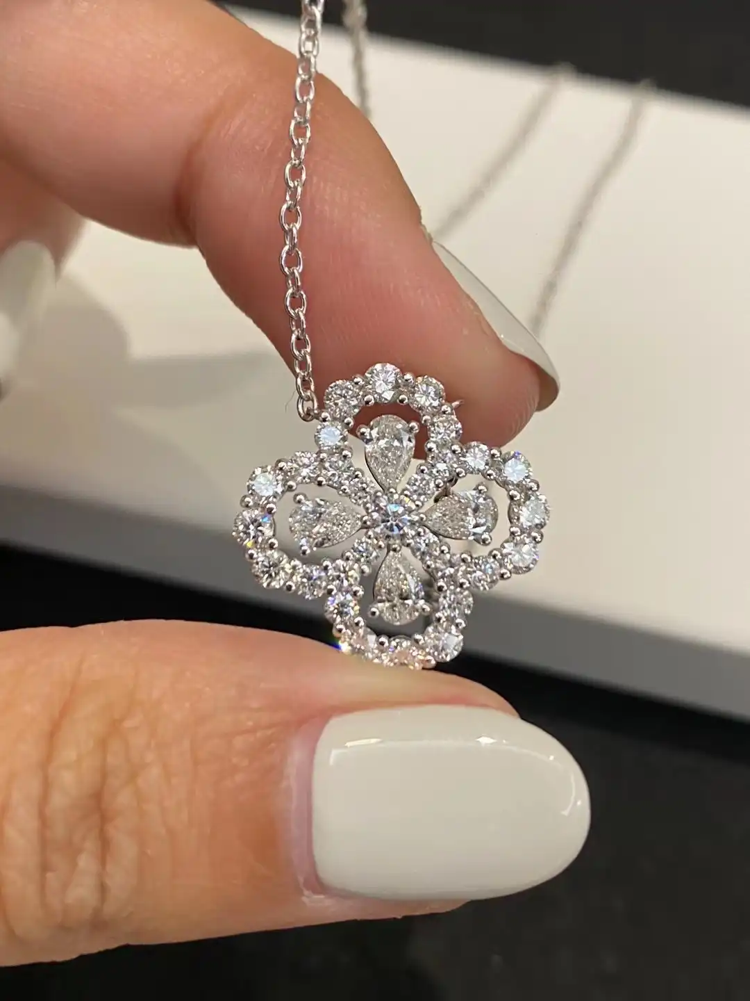奢华与优雅的完美融合：揭秘顶级黄金手链的五大热门款式，你心仪哪一款？