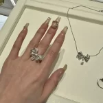 情侣间的心意相连，这款黄金手链竟隐藏了怎样的秘密？揭秘爆款情侣饰品背后的故事！