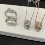 黄金手链，永恒之选：揭秘如何挑选一款既保值又时尚的奢华饰品？