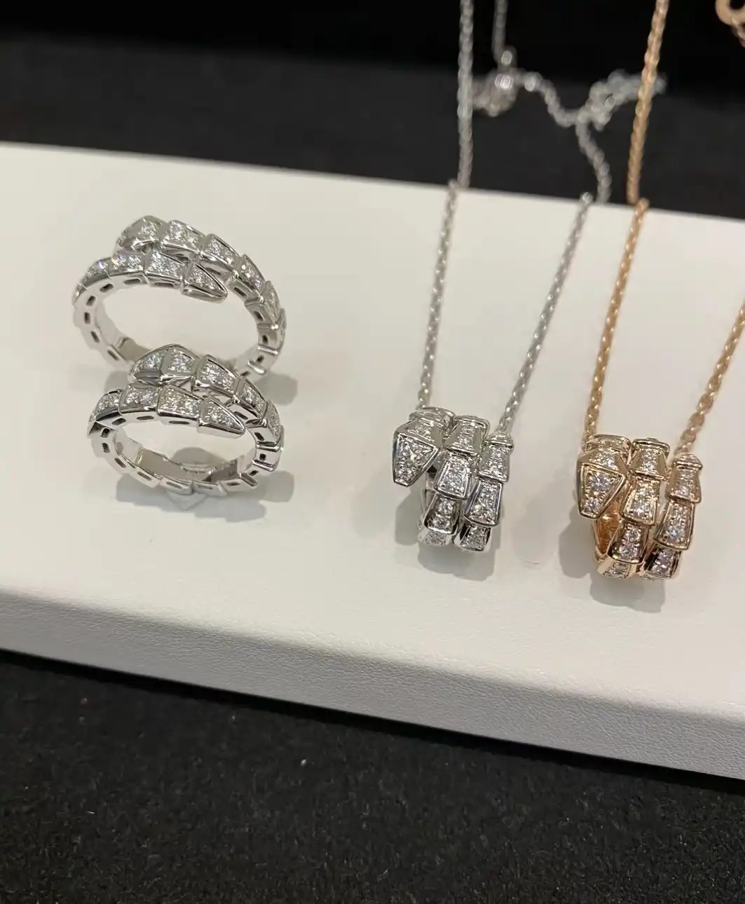 黄金手链，永恒之选：揭秘如何挑选一款既保值又时尚的奢华饰品？