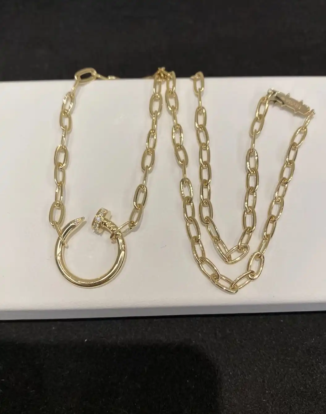 黄金手链VS银饰手链：谁才是永恒的经典之选？
