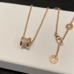 黄金腕链的永恒魅力：揭秘如何挑选一款完美无瑕的纯金手链