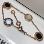 情侣间的心意之选：揭秘最受欢迎的黄金手链款式，哪个才是你的完美伴侣？