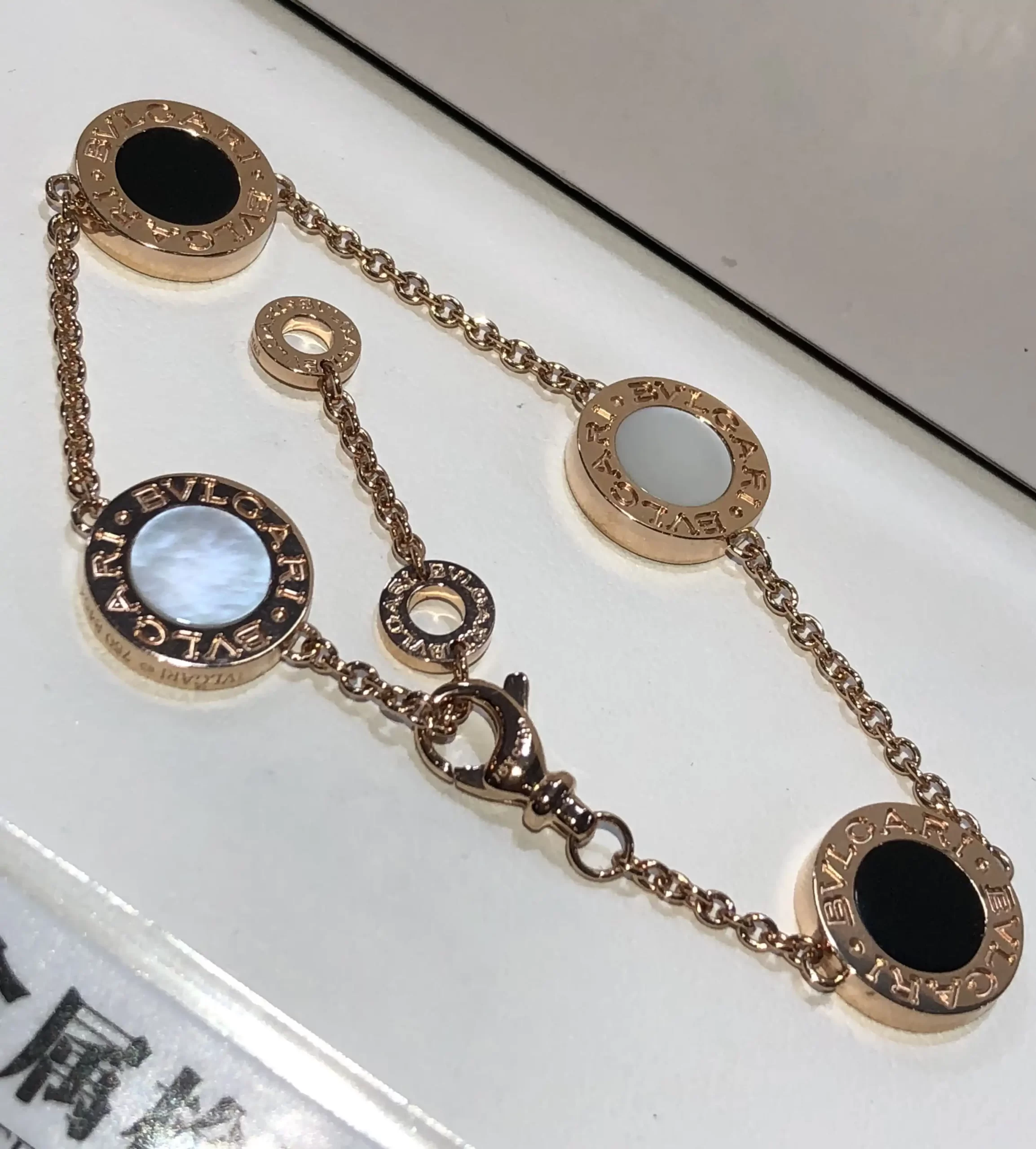 情侣间的心意之选：揭秘最受欢迎的黄金手链款式，哪个才是你的完美伴侣？