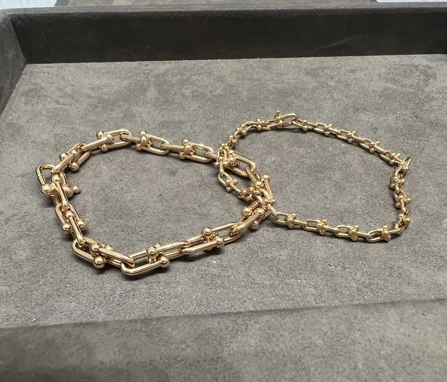 奢华传承：揭秘纯金手链的尊贵价值与佩戴秘密，为何它总是珠宝界的焦点？