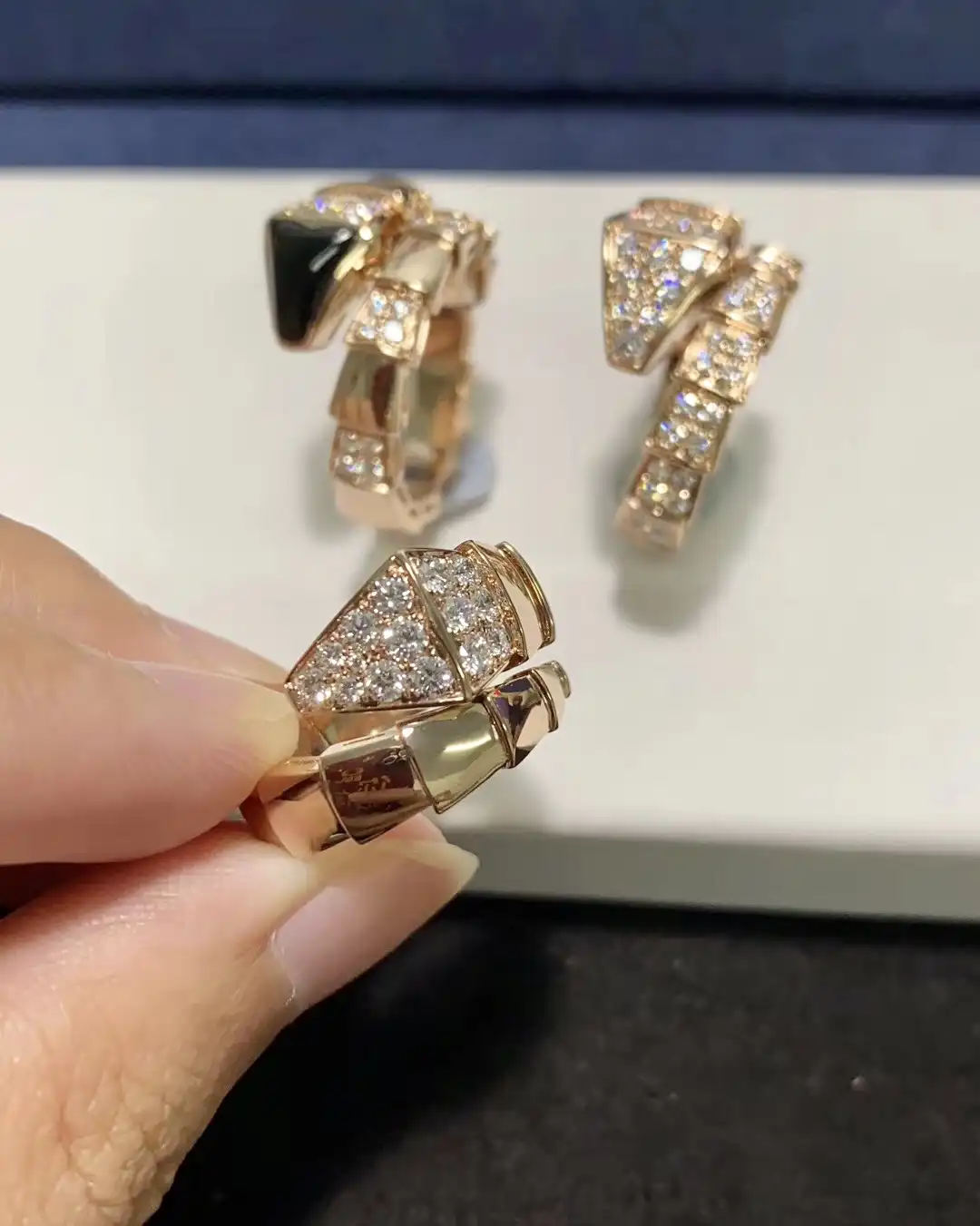 黄金手链的永恒魅力：揭秘为何它是时尚界的宠儿？