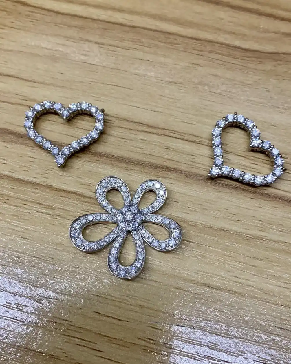黄金手链的魅力：为何它总是珠宝界的焦点？揭秘顶级纯金手链的神秘面纱