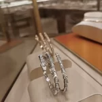 黄金手链VS钻石项链，哪一款才是你腕间的奢华之选？