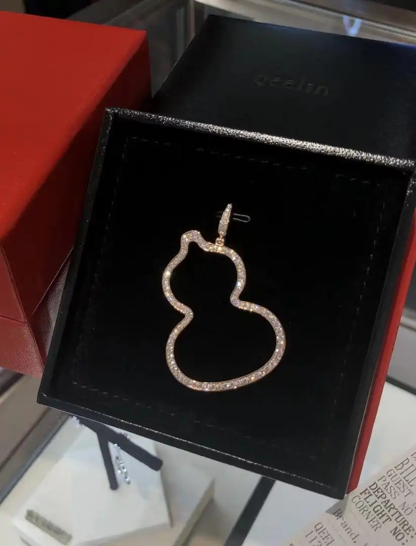 情侣间必备的浪漫礼物：揭秘最火的黄金手链款式，你的ta会喜欢哪一款？