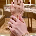 黄金手链，佩戴它为何如此迷人？揭秘时尚界热门饰品背后的故事！