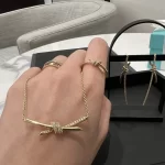 不褪色，奢华见证——揭秘纯金手链的永恒魅力与投资价值