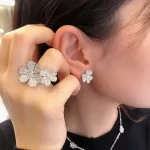 黄金手链：为何它总能成为时尚界的焦点？揭秘它的魅力所在！
