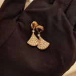 黄金手链，究竟哪种款式才是你的完美之选？揭秘流行趋势与个性搭配技巧！