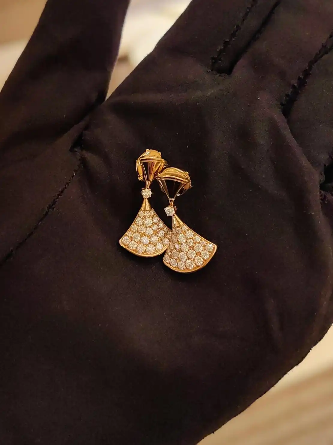 黄金手链，究竟哪种款式才是你的完美之选？揭秘流行趋势与个性搭配技巧！