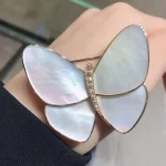 奢华不凡，金光熠熠：揭秘顶级纯金手链的神秘魅力！