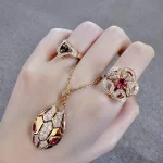 黄金手链的永恒魅力：揭秘为何它是奢华品界的明星单品？