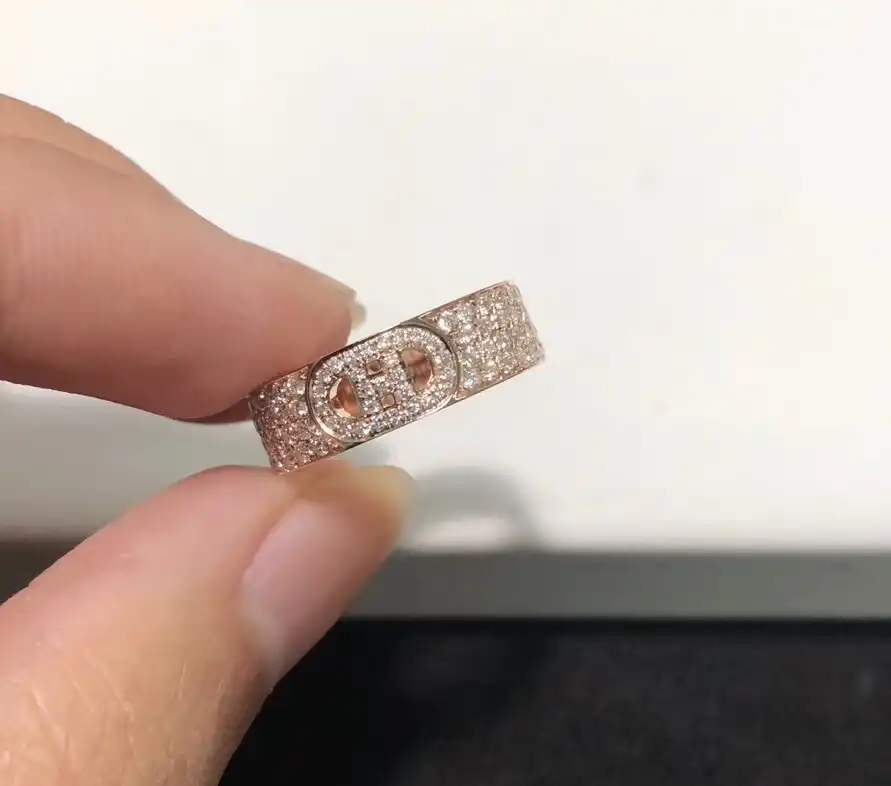 情侣手链新潮流：黄金链饰，见证爱情的永恒印记，你的专属选择是哪一款？