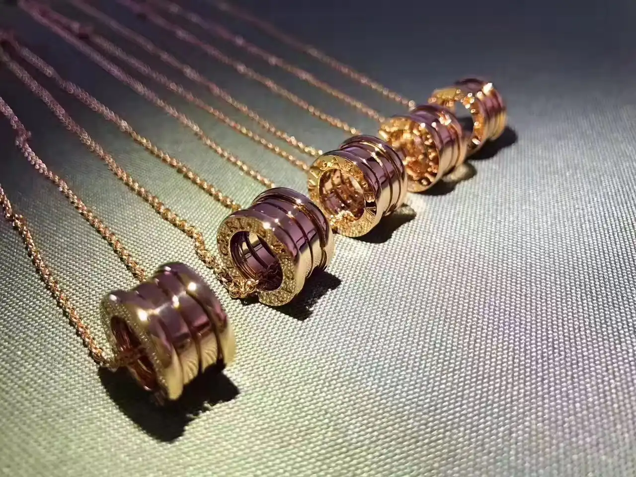 情侣间爱情的见证：揭秘十大热门黄金手链，哪一款才是你的心选？