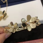 黄金腕链的奢华诱惑：揭秘为何它成为时尚达人的首选配饰？