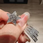 黄金腕链的魅力：揭秘奢华与品味的完美融合，为何它总是成为焦点？