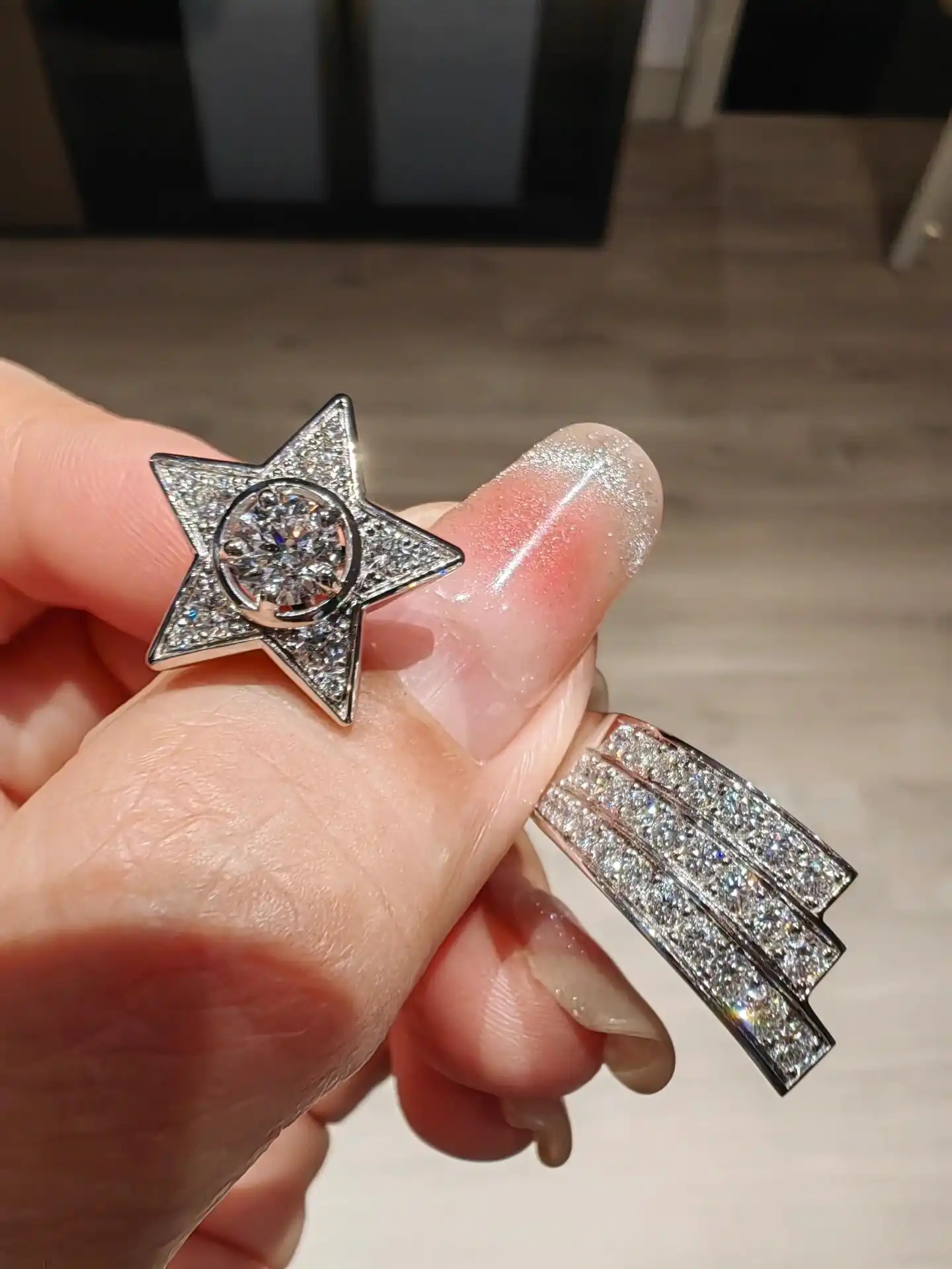 黄金腕链的魅力：揭秘奢华与品味的完美融合，为何它总是成为焦点？