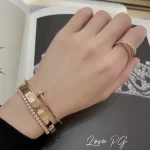 情侣专属，黄金手链搭配指南：揭秘浪漫爱情的黄金印记选择秘诀！