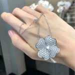 携手永恒，黄金手链如何成为情侣爱情的最佳见证？