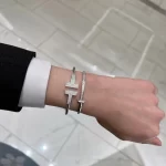 揭秘：黄金手链的神秘魅力，为何它总能成为潮流焦点？
