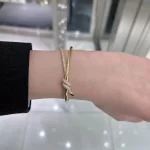 情侣手链新潮流：黄金链饰，见证爱情的永恒瞬间，哪一款才是你的专属选择？