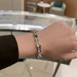 奢华之选，黄金手链VS钻石项链：哪个才是你的心头好？