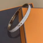 奢华诱惑：揭秘为何纯金手链成为时尚宠儿，它到底有何独特魅力？