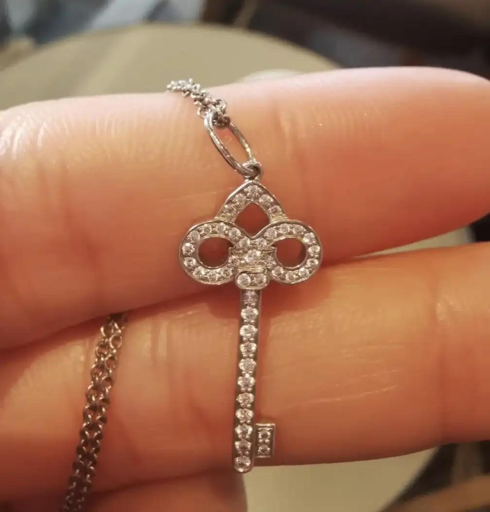 黄金手链的永恒魅力：揭秘如何挑选一款完美衬托气质的奢华饰品？