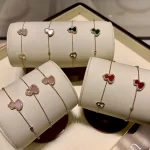 不褪色，奢华再现——揭秘纯金手链的永恒魅力与价值！