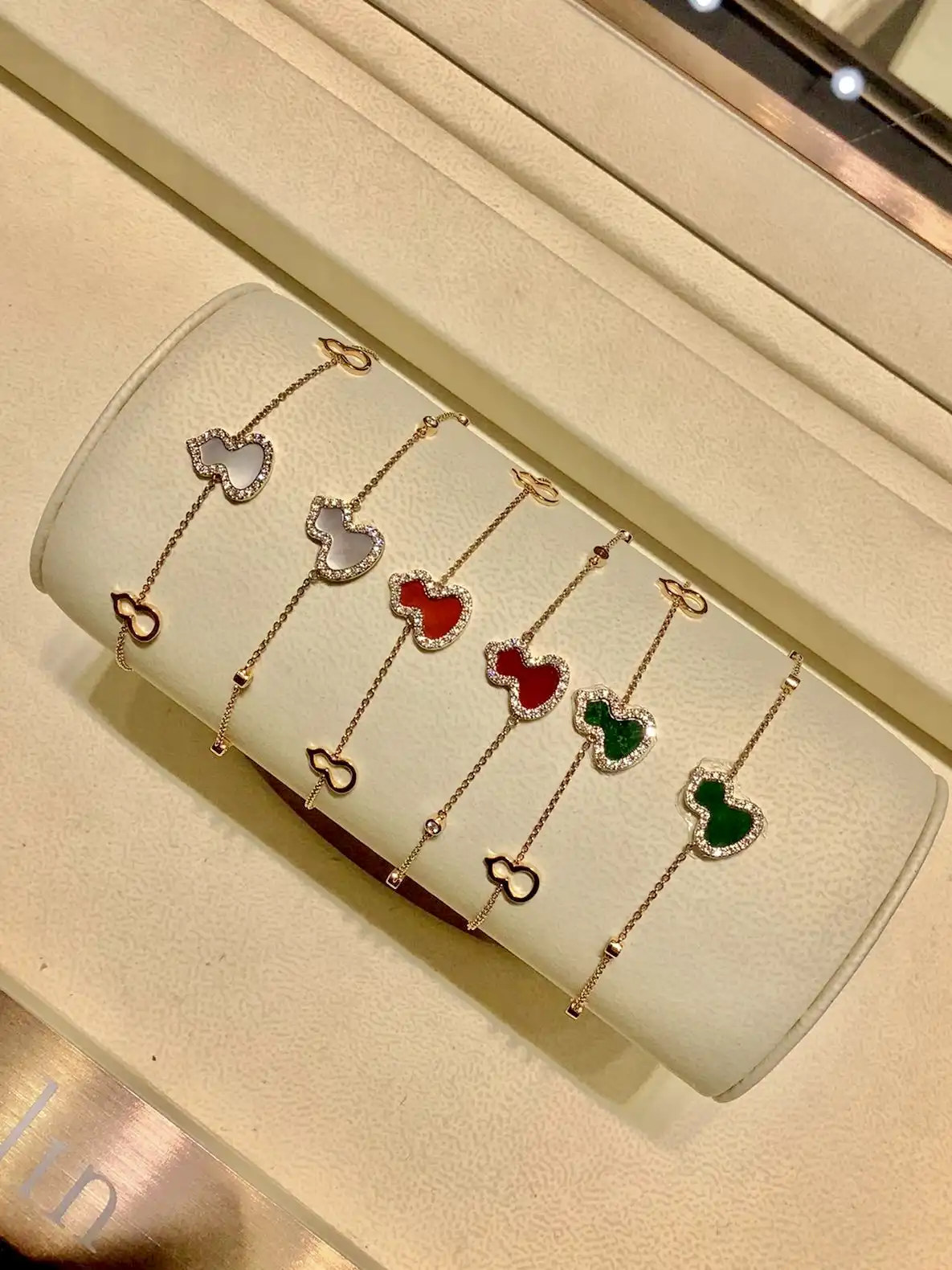 揭秘：黄金手链的永恒魅力，为何成为时尚宠儿？揭秘三大热门款式！