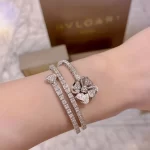 黄金手链：奢华之选，揭秘为何它成为时尚圈的宠儿？