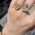 黄金手链的魅力：揭秘为何它总是时尚界的宠儿？