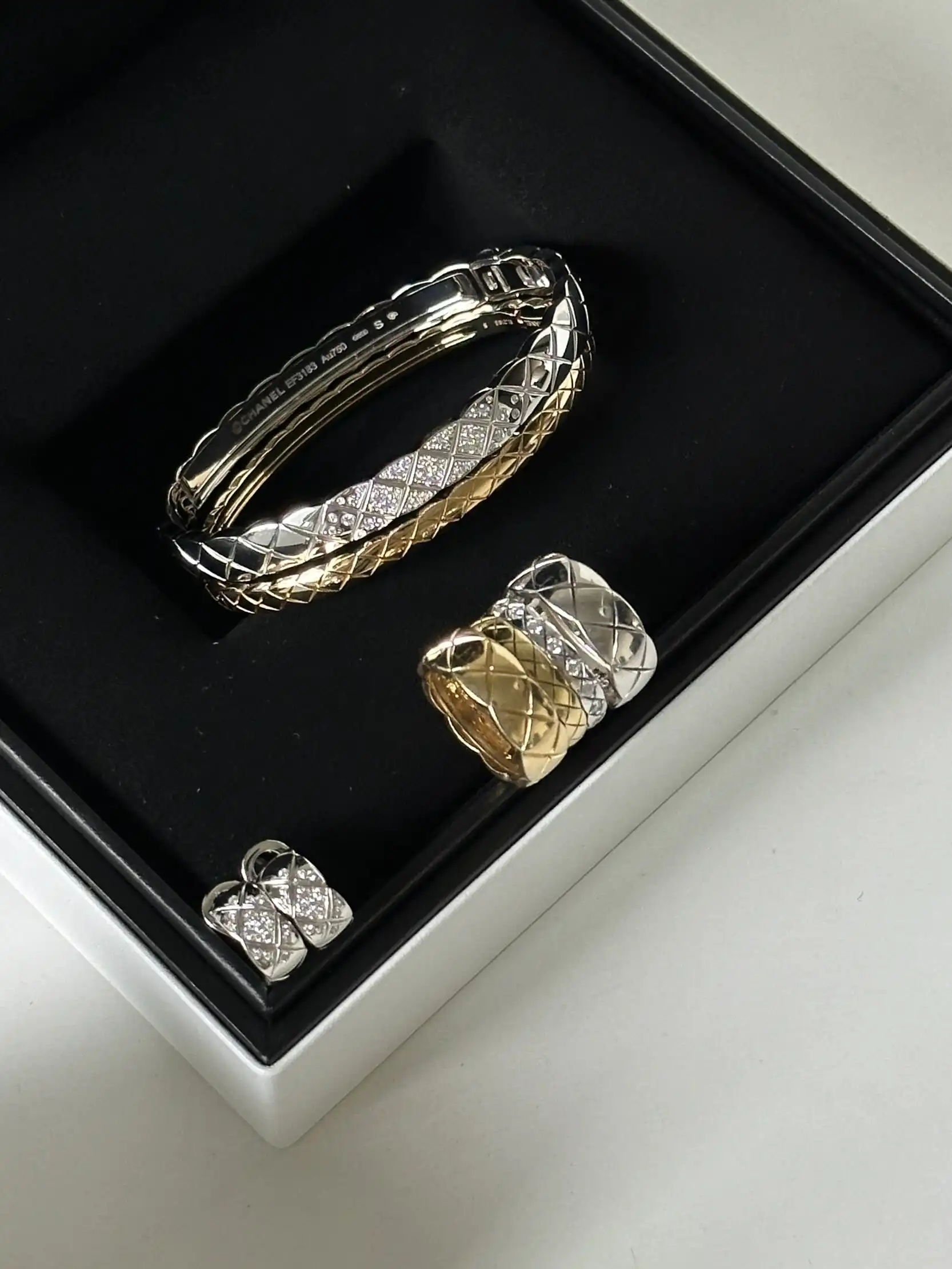 黄金手链，奢华之选：揭秘如何挑选完美的纯金饰品，让你的手腕闪耀光芒！
