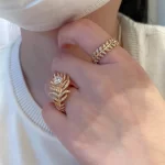 携手永恒：揭秘情侣黄金手链的独特魅力，为何成为爱情的象征？