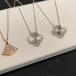 情侣手链中的黄金佳选：揭秘哪款最浪漫，让爱情闪耀永恒光辉？