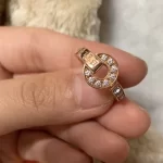 情侣间的心意传递，这款黄金手链为何成为热恋必备？揭秘浪漫选择！