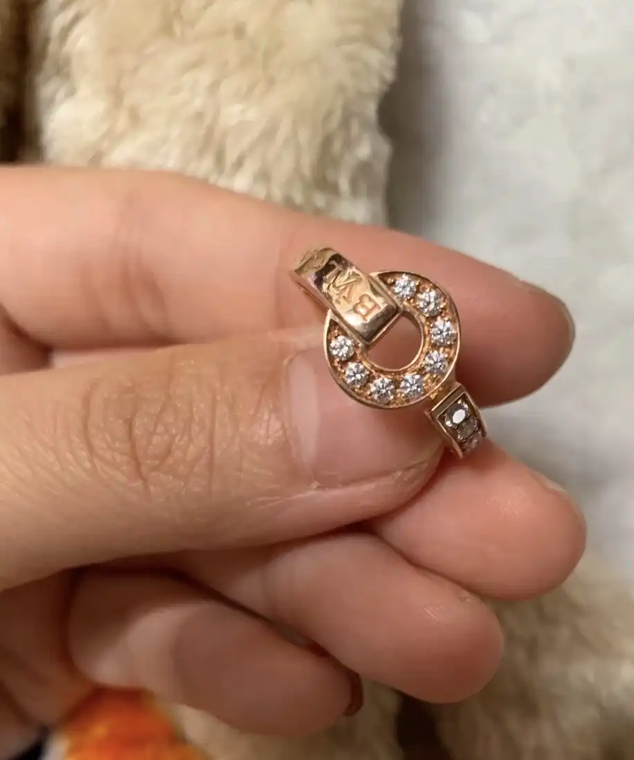 情侣间的心意传递，这款黄金手链为何成为热恋必备？揭秘浪漫选择！