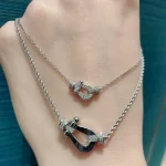 奢华之选：揭秘纯金手链的永恒魅力与投资价值，是时尚单品还是传家之宝？