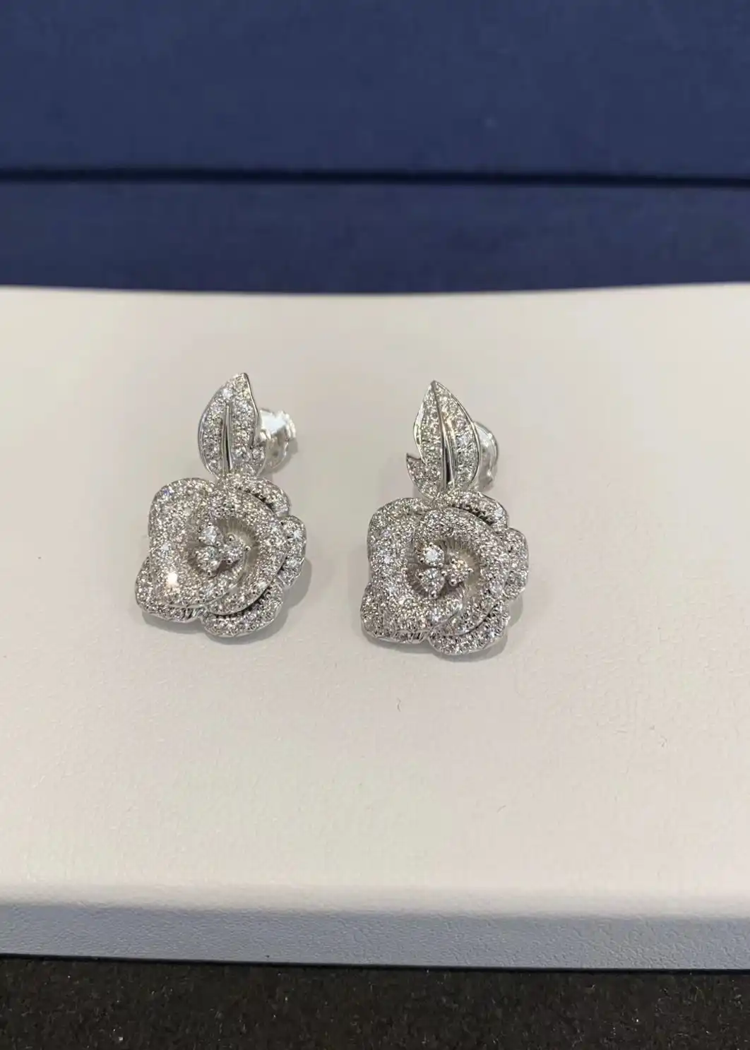 不褪色，纯金手链如何成为时尚宠儿？揭秘高端饰品界的璀璨明珠！