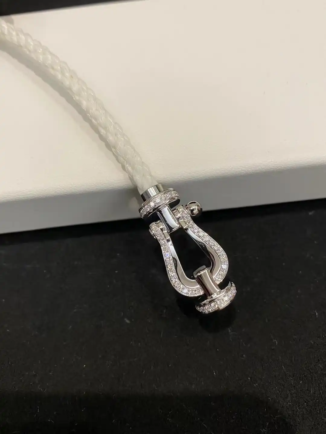 黄金手链VS白金手链：揭秘哪一款才是你的腕间珍品？