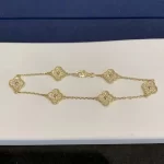 黄金手链的魅力：为何它总是时尚界的宠儿？