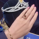 黄金链魅力揭秘：为何纯金手链成为贵妇们的心头好？