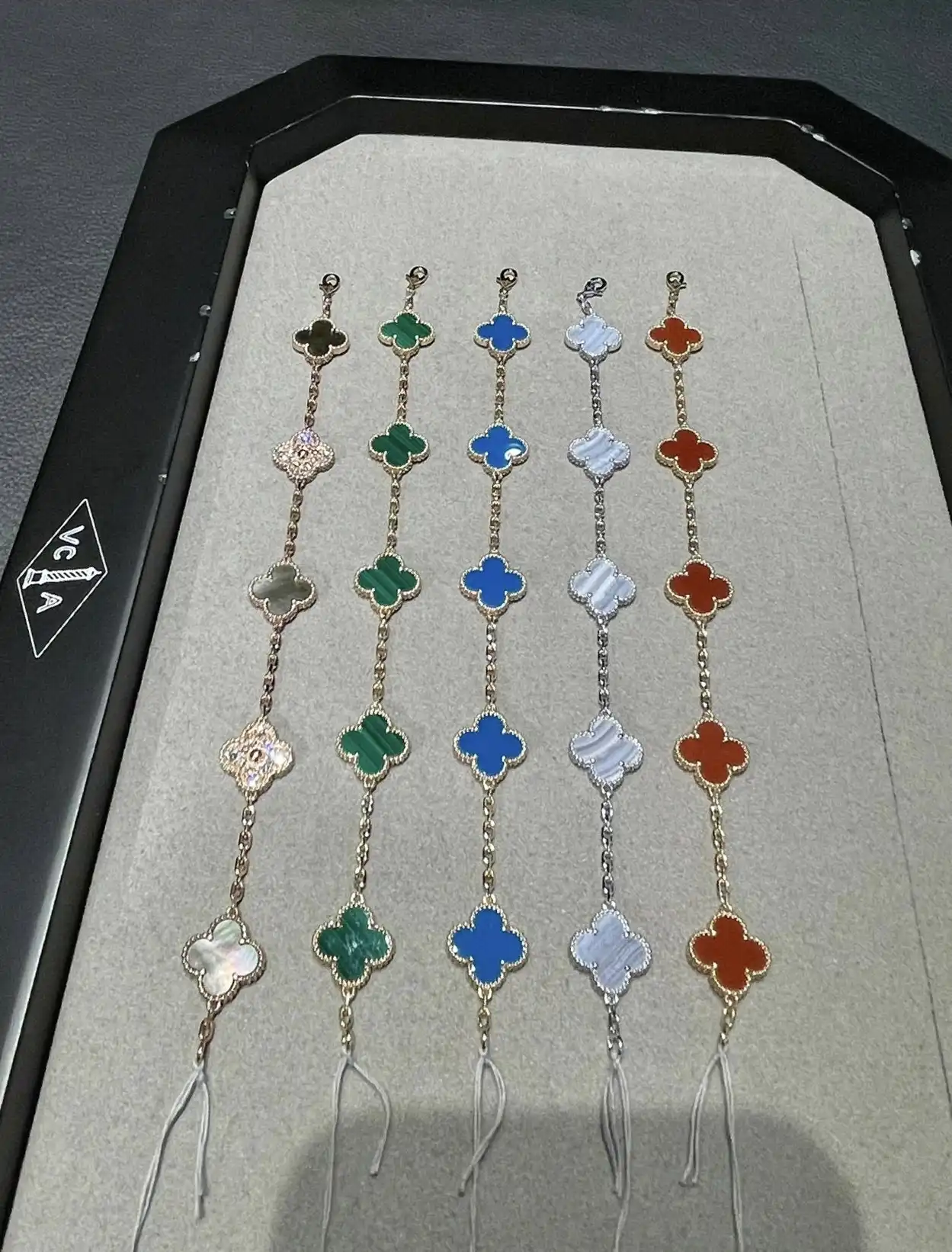 情侣间最珍贵的礼物！揭秘十大热销黄金手链，你的爱情专属选择是哪一款？