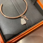奢华传承：揭秘黄金手链的永恒魅力与投资价值，为何它始终是时尚宠儿？