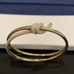 黄金手链：为何成为珠宝界的永恒经典？揭秘其独特魅力与选购指南